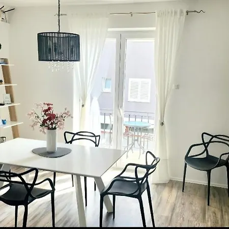 Ella Apartment *